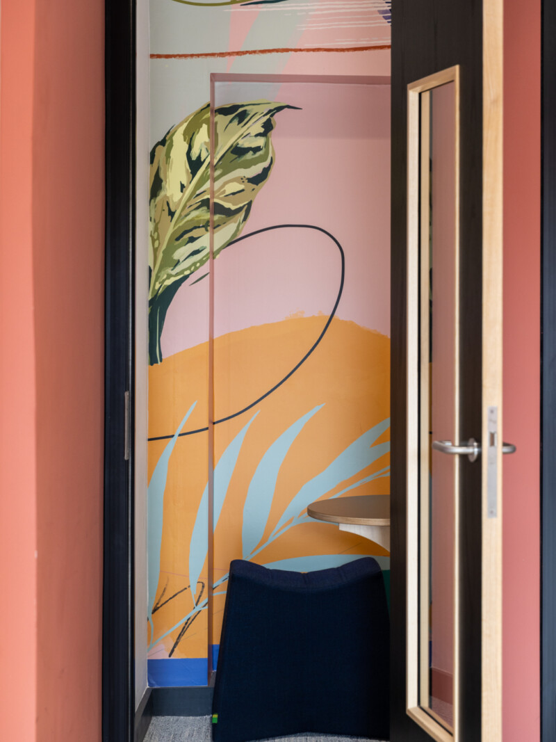 runway-east-london-bridge-phonebooth mural wallpaper